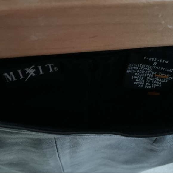 Women's black leather skirt US 8 knee length. - Picture 2 of 4